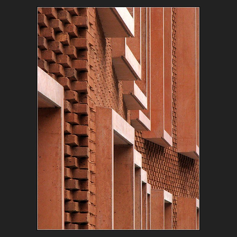 Fassadendetail eines eigenwilligen Wohngeb�udes in Neu-Ulm. Foto von Jonas.