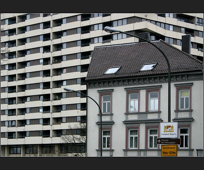 Fassadengegens�tze, gesehen in Neu-Ulm. (Matthias)