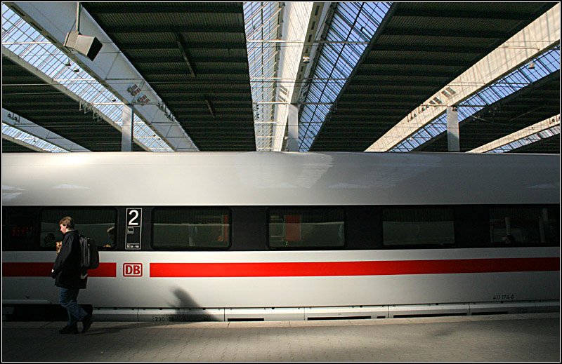 Frontale Teilansicht eines ICE-Wagen im M�nchener Hauptbahnhof im Gegensatz zu der perspektivischen Wirkung der Dachkonstruktion. Interessant auch das Licht- und Schattenspiel auf dem Wagen. (Matthias)