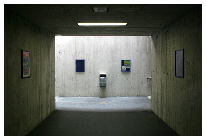 Fu�g�ngerunterf�hrung im Bahnhof Disentis. Trotz des Sichtbetons finde ich die Situation durchaus reizvoll, vor allem durch den Lichteinfall im Bereich der Treppe, zudem sind die Elemente sehr symmetrisch angeordnet. Es erinnert etwas an ein Gesicht. (Matthias)