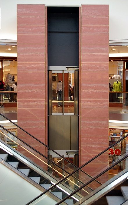 Gl�serner Aufzug in der M�ller-Galerie in Reutlingen. (24. M�rz 2007)