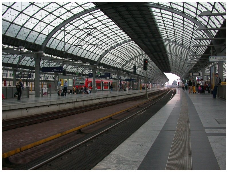 Glasdach �ber den Geleisen des Spandauer Bahnhofes in Berlin. (07/2005)