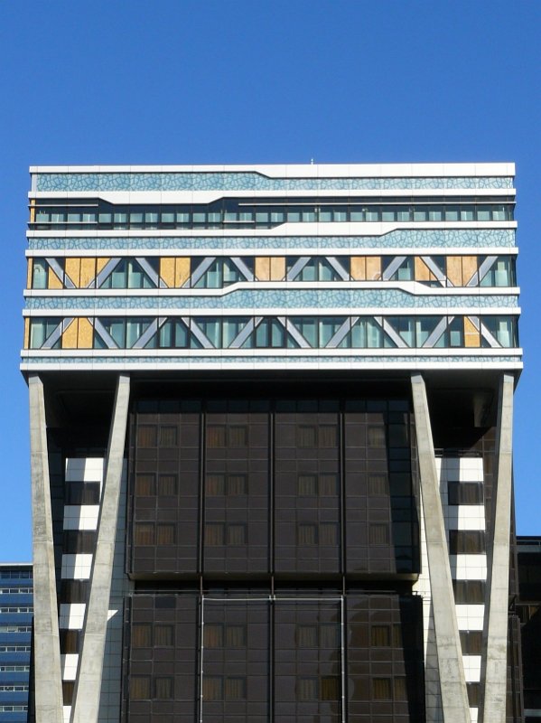 Hier hat man ein Geb�ude aus der siebziger Jahre (dass ist was Dunkelbraun ist) gr�ssert. Bauwerk  Babylon  neben Den Haag Centraal Station, M�rz 2009.