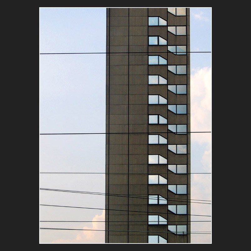 Hochhaus vor Oberleitungen, gesehen in Frankfurt am Main. (Matthias)