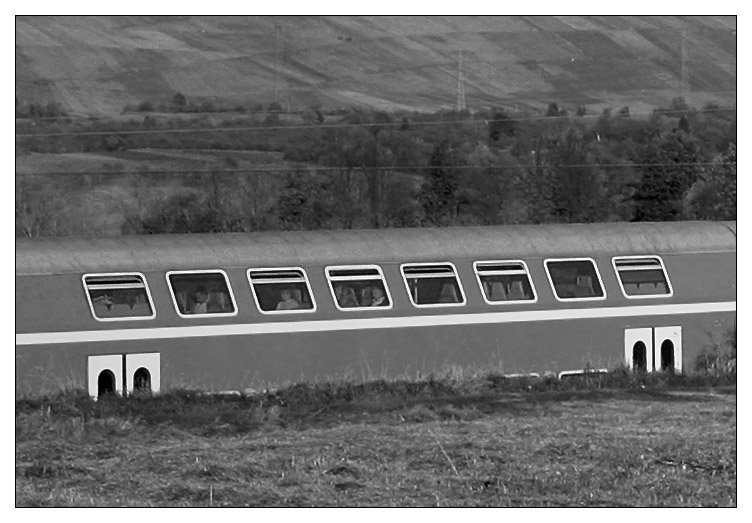 Im Erdboden teilweise  abgesunken  Doppelstockwagen. Interessant die Wirkung der schr�gen Fenster. (Matthias)