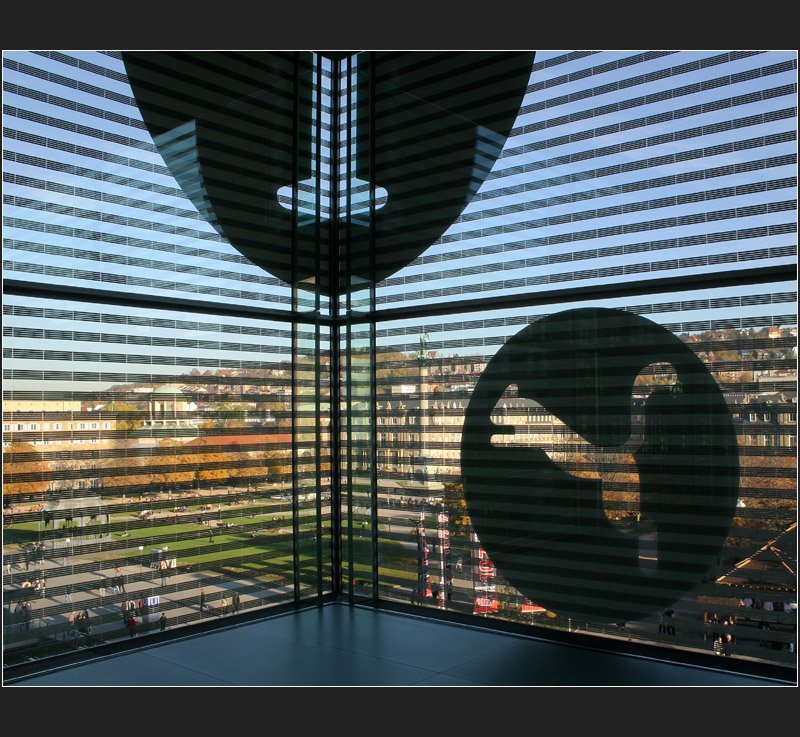 Im Glaskubus des Stuttgarter Kunstmuseums am Schlo�platz (Matthias)