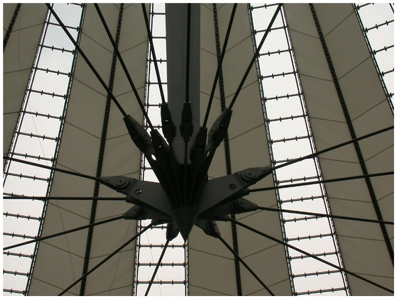 Im Sony Center am Potsdamer Platz in Berlin. (07/2005)