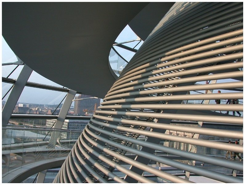 In der Glaskuppel des deutschen Bundestages in Berlin. (07/2005)