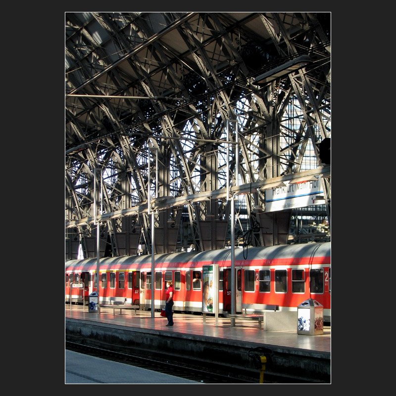 In den gro�en Bahnhofshallen ergibt sich oftmals ein interessantes Licht- und Schattenspiel. (Matthias)