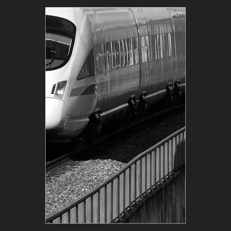 In Werbefotos sind die Z�ge gerne auf diese Weise angeschnitten. Man erkennt eindeutig um was es sich handelt, muss es aber im Kopf erg�nzen. (Matthias)