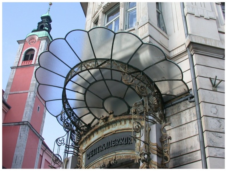 Kaufhauseingang in Ljubliana. (06/2005)