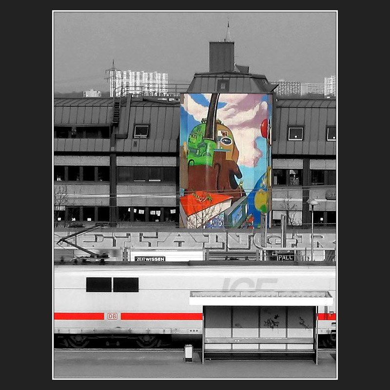 Kunst am Bau hinter Bahnhof mit durchfahrendem ICE. Der ICE und die Kunst sind farblich hervorgehoben, die  unwichtigen  Elemente entf�rbt. Das Bild ist in Rechtecke unterteilt, die sich teilweise �berlappen, mal hochkant, mal quer. Fotografiert in Stuttgart-Zuffenhausen (Jonas, Bearbeitungsidee: Matthias)