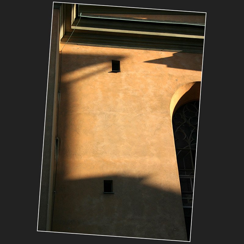 Licht und Schatten auf einer historischen Fassade in der Stockholmer Altstadt. (Matthias)