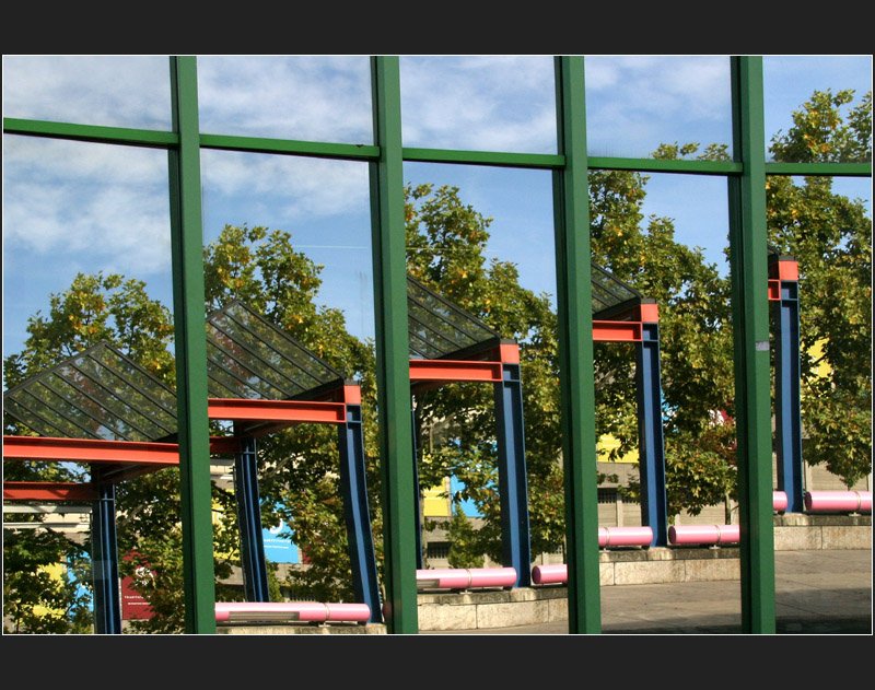 Neue Staatsgalerie Stuttgart: in der gekr�mmten Glasfassade der Eingangshalle spiegelt sich die Portal�berdachung. (Matthias)