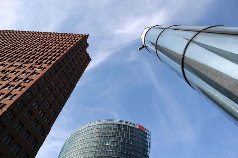 Potsdamer Platz in Berlin, Kollhoff Tower, Bahngeb�ude und Lichtschacht f�r den Untergrund S-Bahnhof.