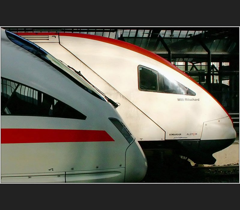 Schatten und Licht: vielleicht entspricht dies auch dem Vergleich der beiden Bahnunternehmen, denen die jeweiligen Z�ge angeh�ren. Gesehen im Z�richer Hauptbahnhof. (Matthias)