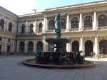 (204'883) - Brunnen im Innenhof des Rathauses am 11.