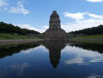 (264'720) - Vlkerschlachtdenkmal mit See am 11. Juli 2024 in Leipzig