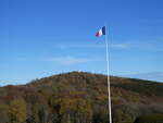 (268'786) - Hartmannswillerkopf mit franzsischer Flagge am 27. Oktober 2024 in Wattwiller 