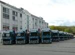 (249'280) - Planzer-Lastwagen - Volvo - in Reih und Glied aufgestellt am 29. April 2023 in Dietikon, Planzer