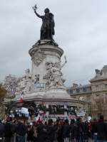 (166'976) - Denkmal auf dem Place de la Rpublique am 16.