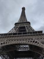 (167'190) - Der Eiffelturm von unten am 17.