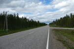 (288'045) - Finnlands Strasse durch W�lder am 11. Juni 2026 bei Sodankyla