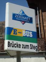 (133'370) - E-Bus-Haltestelle - Zermatt, Brcke zum Steg - am 22. April 2011