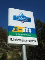(133'378) - E-Bus-Haltestelle - Zermatt, Matterhorn glacier paradise - am 22. April 2011