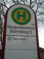 (131'564) - Bus-Haltestelle - Freiburg, Siegesdenkmal - am 11.