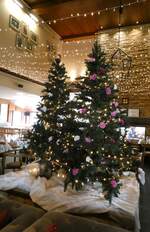 (288'069) - Weihnachtsbeleuchtung im Sommer im Hotel Santa's am 11.