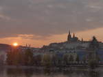 sonnenuntergang/643270/198764---sonnenuntergang-mit-pragerburg-am (198'764) - Sonnenuntergang mit Pragerburg am 19. Oktober 2018 in Praha