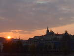 (198'765) - Sonnenuntergang mit Pragerburg am 19. Oktober 2018 in Praha
