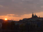 (198'766) - Sonnenuntergang mit Pragerburg am 19. Oktober 2018 in Praha