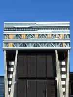 Hier hat man ein Geb�ude aus der siebziger Jahre (dass ist was Dunkelbraun ist) gr�ssert.