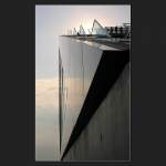 Dem Dockland-B�rohaus an der Elbe in Hamburg kann aufs dach gestiegen werden.