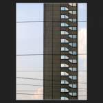 Hochhaus vor Oberleitungen, gesehen in Frankfurt am Main.