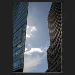 Die Hochh�user am Potsdamer Platz anders gesehen: Die beiden Geb�ude nehmen ein St�ck vom Himmel in ihre Mitte.