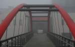 Fu�g�ngerbr�cke vom Einkaufzentrum Lago in Konstanz im Nebel.