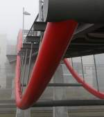 Fu�g�ngerbr�cke vom Einkaufzentrum Lago in Konstanz im Nebel.