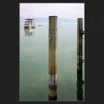 Die  Konstanz  erreicht die Anlegestelle in Wasserburg. Ein vielleicht etwas ungewohnte Sichtweise auf ein Schiff. Starke vertikale Bildelemnete, das Schiff eher an den Rand gedr�ngt.(Matthias)