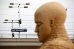 Der Hauptbahnhof in Berlin im Schatten der Sandskulpturen Ausstellung nahe des Bahnhofes.