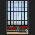 Ein etwas anderes Bahnsteigbild: Unter der gl�sernen Seitenwand der Bahnsteighalle hindurch blickt man auf einen Doppelstockwagen.