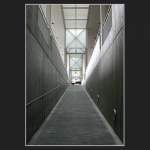 Der Weg von der Unterf�hrung zum Bahnsteig: Die Situation lebt von der Symmetrie und der unterschiedlichen Beleuchtungen der vorwiegend grauen Fl�chen.