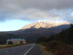 (191'306) - Das Chateau Tongariro und der Mount Ruapehu am 24.