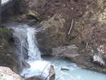 (191'166) - Kleiner Wasserfall im Wai-O-Tapu Thermal Wonderland am 23.