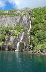 (288'683) - Wasserfall am 16. Juni 2026 in den Lofoten