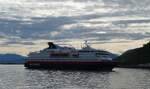 (288'517) - Motorschiff Nordnorge der Hurtigruten am 15. Juni 2026 im Hafen von Harstad