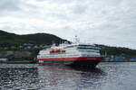 (288'518) - Motorschiff Nordnorge der Hurtigruten am 15. Juni 2026 im Hafen von Harstad