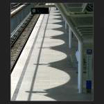 Schatten auf dem Bahnsteig: U-Bahnhof Fr�ttmaning in M�nchen.